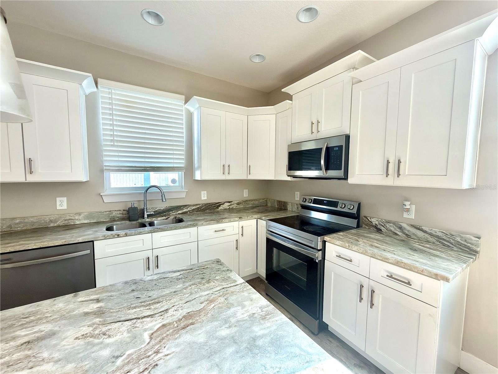 Image 17 of 26 For 909 Randall Street