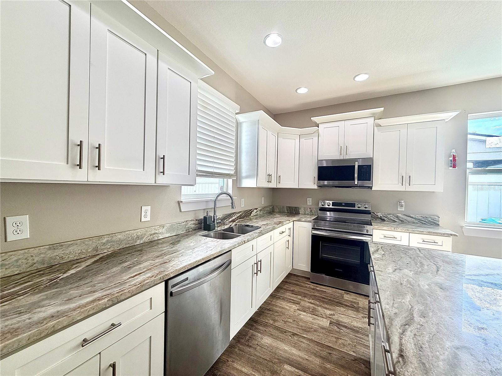 Image 18 of 26 For 909 Randall Street