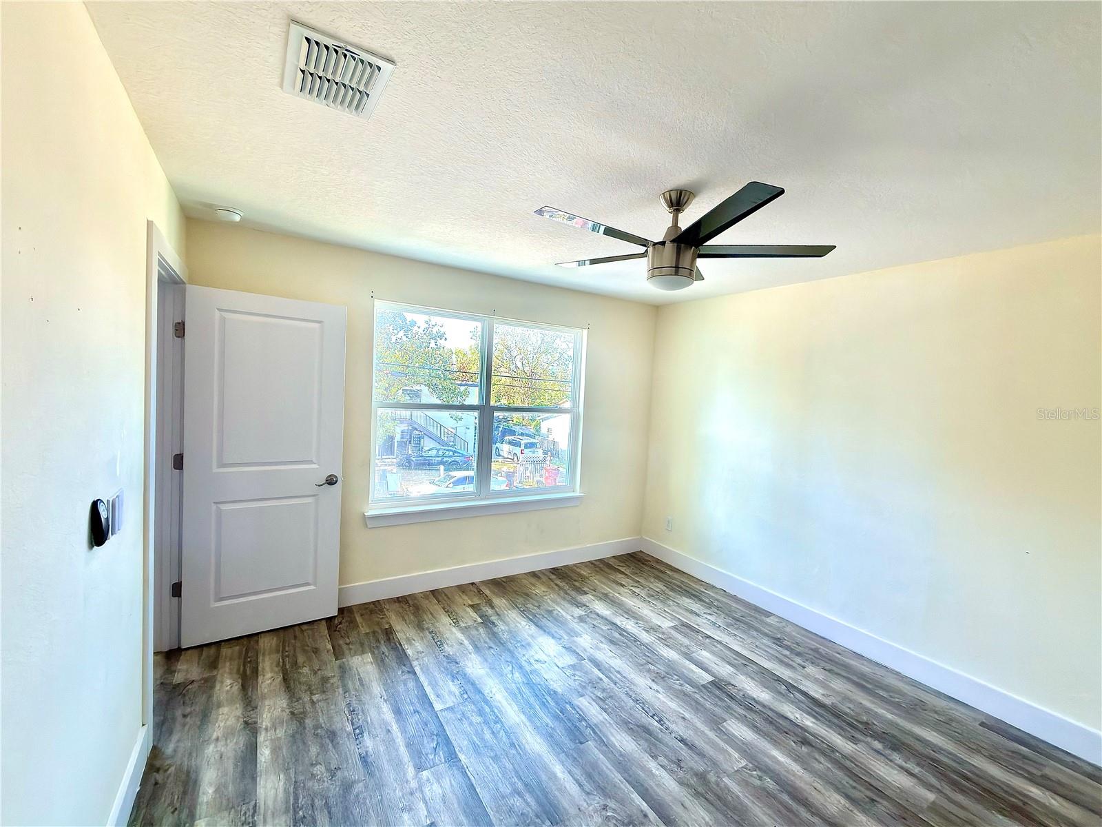 Image 20 of 26 For 909 Randall Street