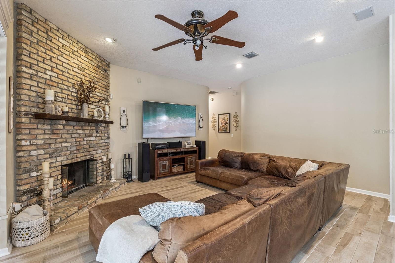 Image 24 of 70 For 383 Eagle Creek Circle