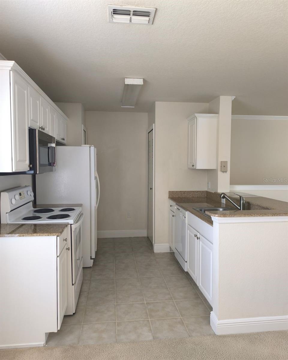 Image 13 of 29 For 131 Southern Pecan Circle 201