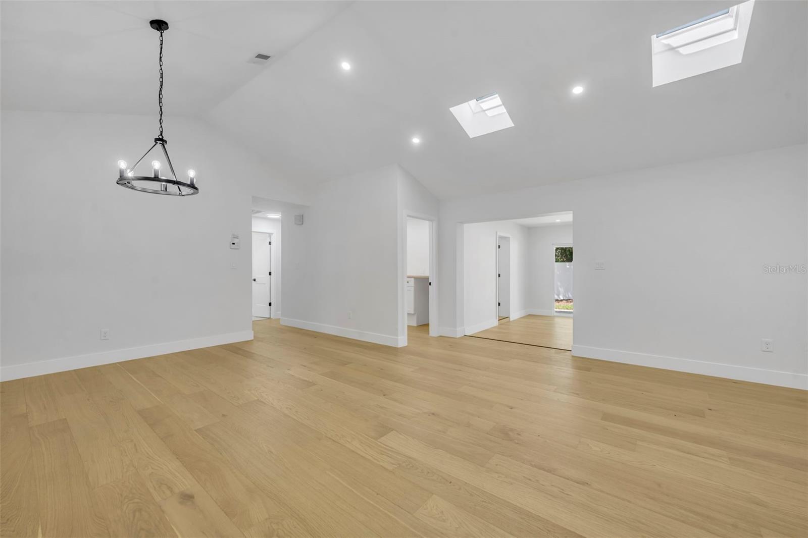 Image 5 of 40 For 1317 Medinah Court