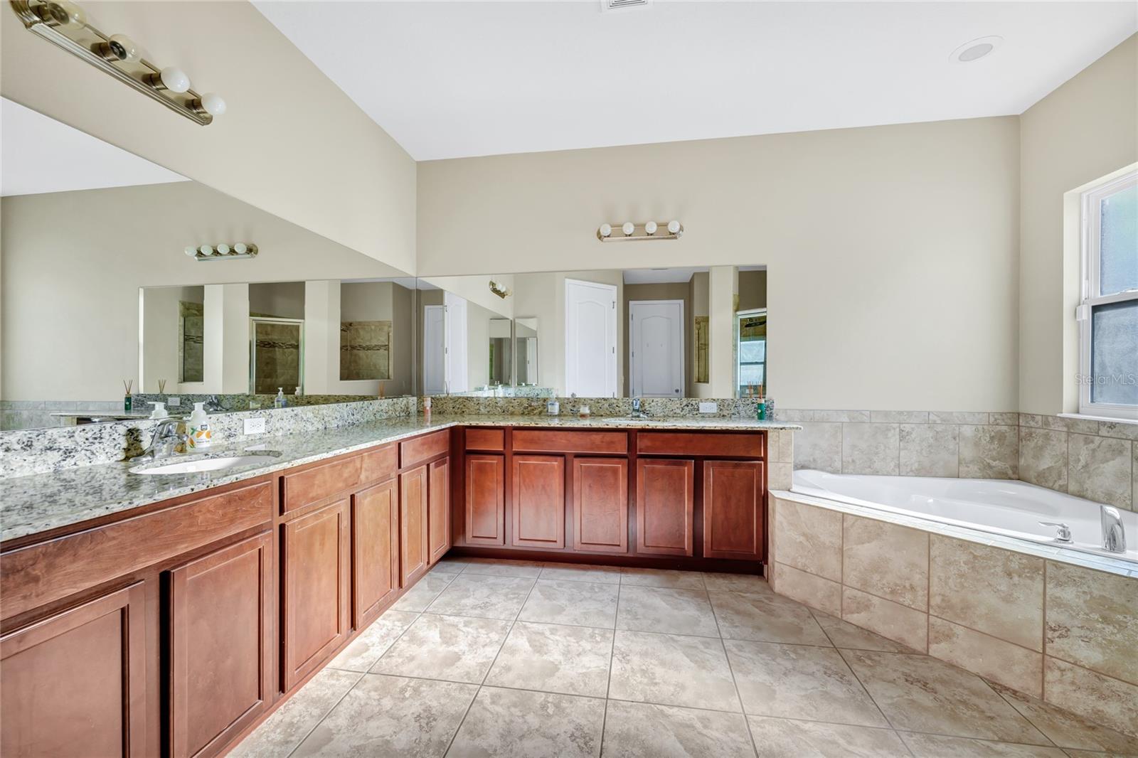 Image 8 of 20 For 15558 Sandfield Loop