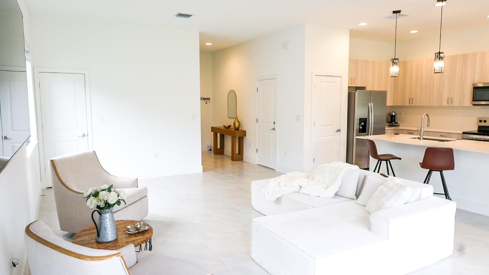 Listing photo id 3 for 5868 Agostino Way