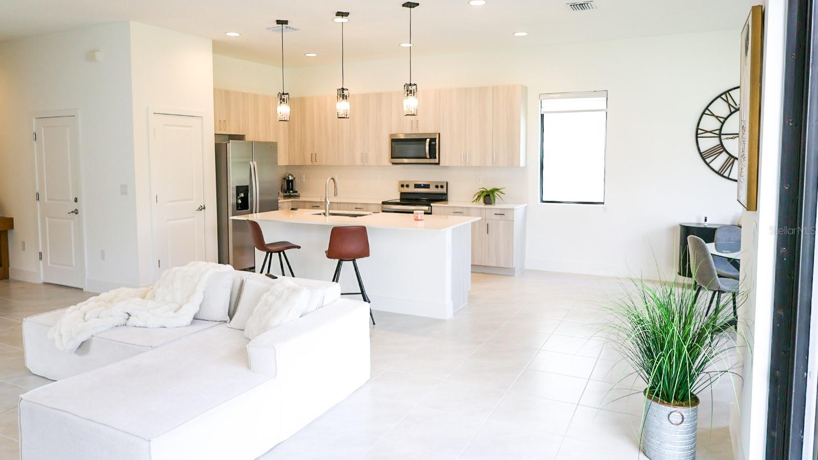 Listing photo id 4 for 5868 Agostino Way