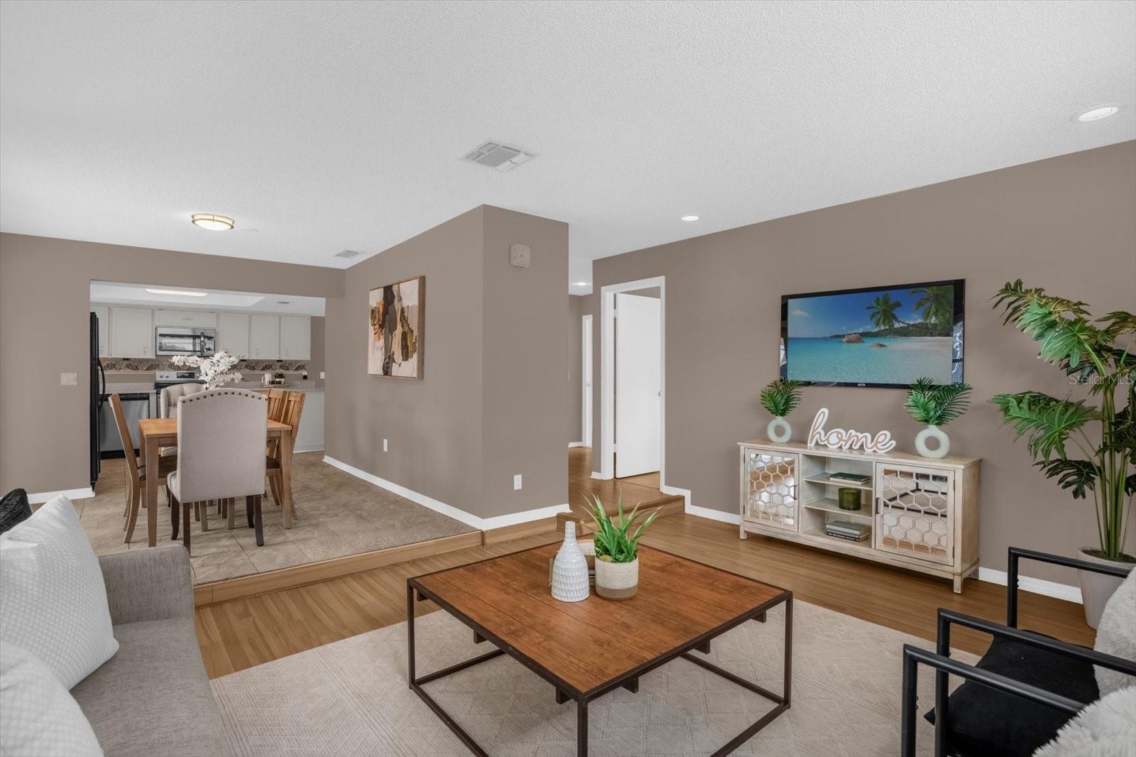 Image 4 of 40 For 606 Iris Street