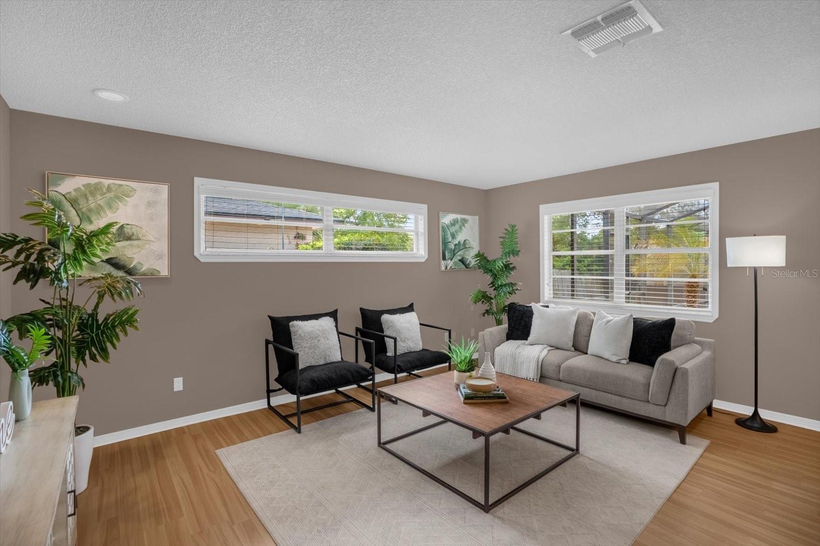 Image 5 of 40 For 606 Iris Street