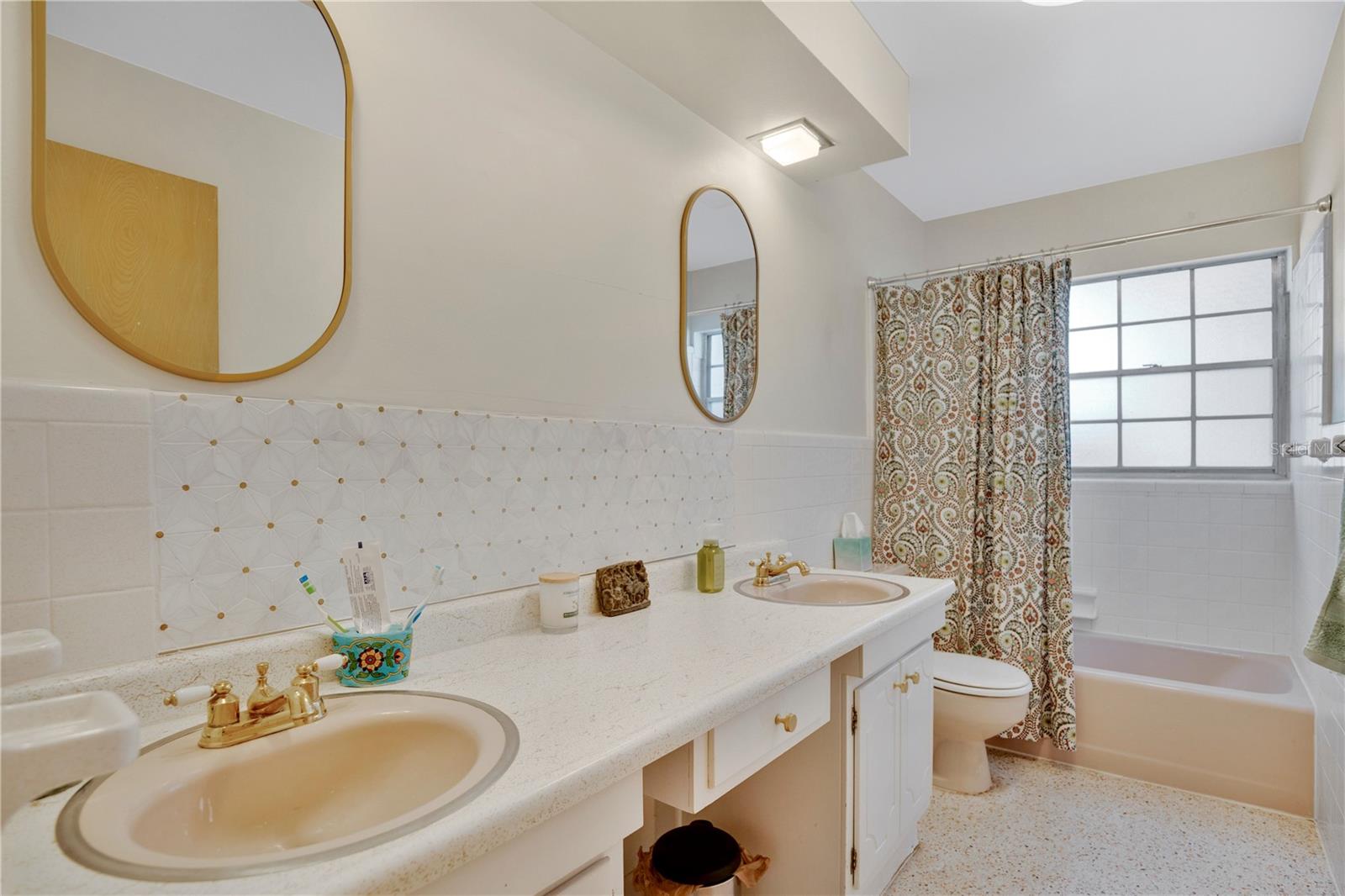 Image 15 of 37 For 5531 Chenault Avenue