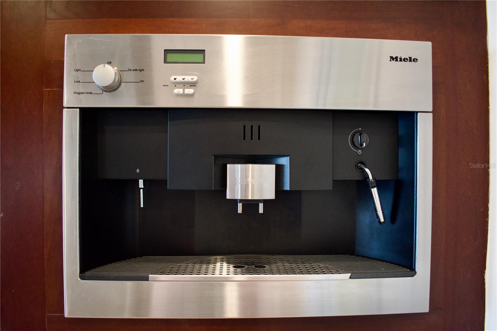 Image 6 of 24 For 8761 The Esplanade  6