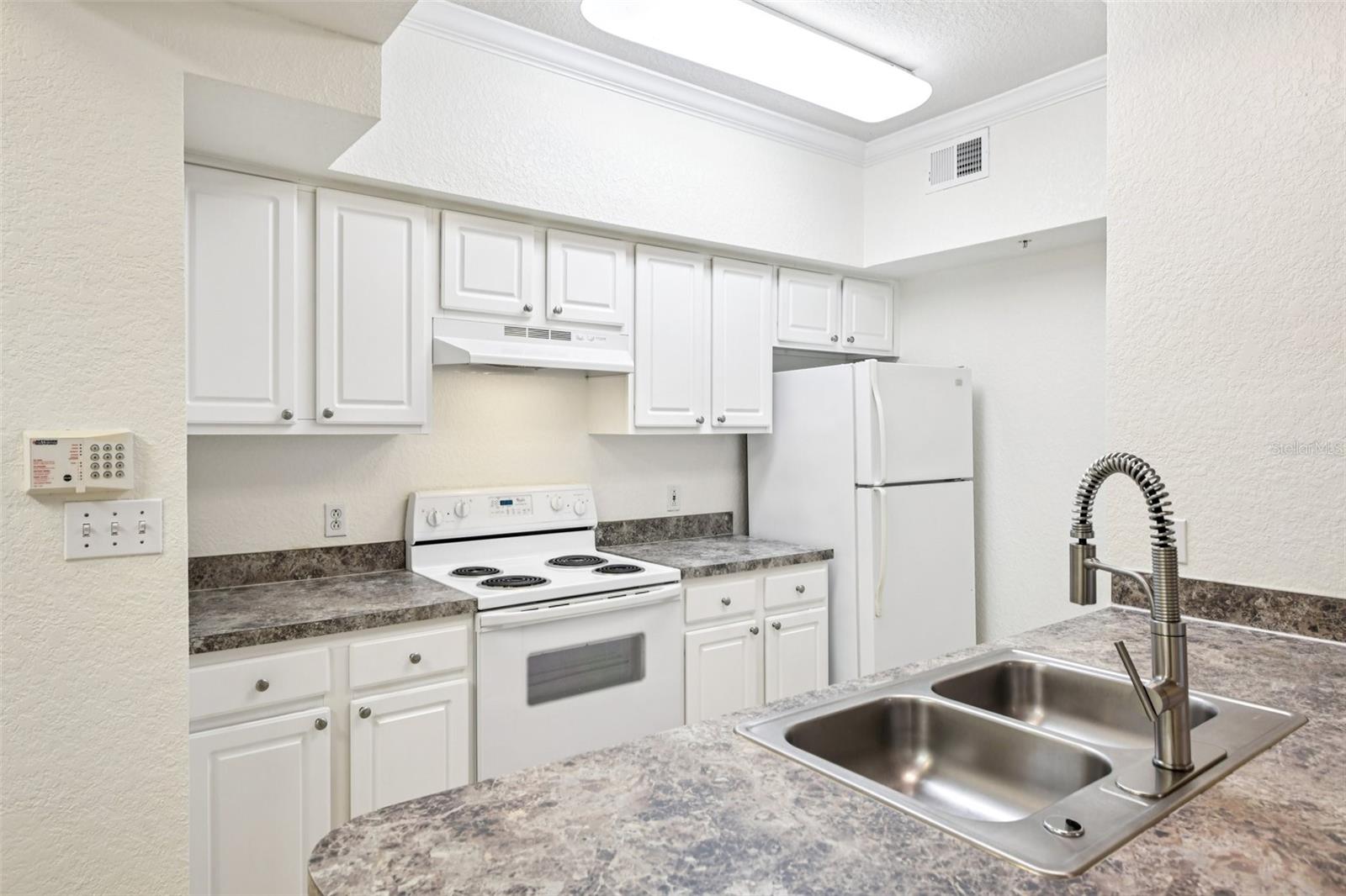 Image 10 of 46 For 911 Orange Avenue 101