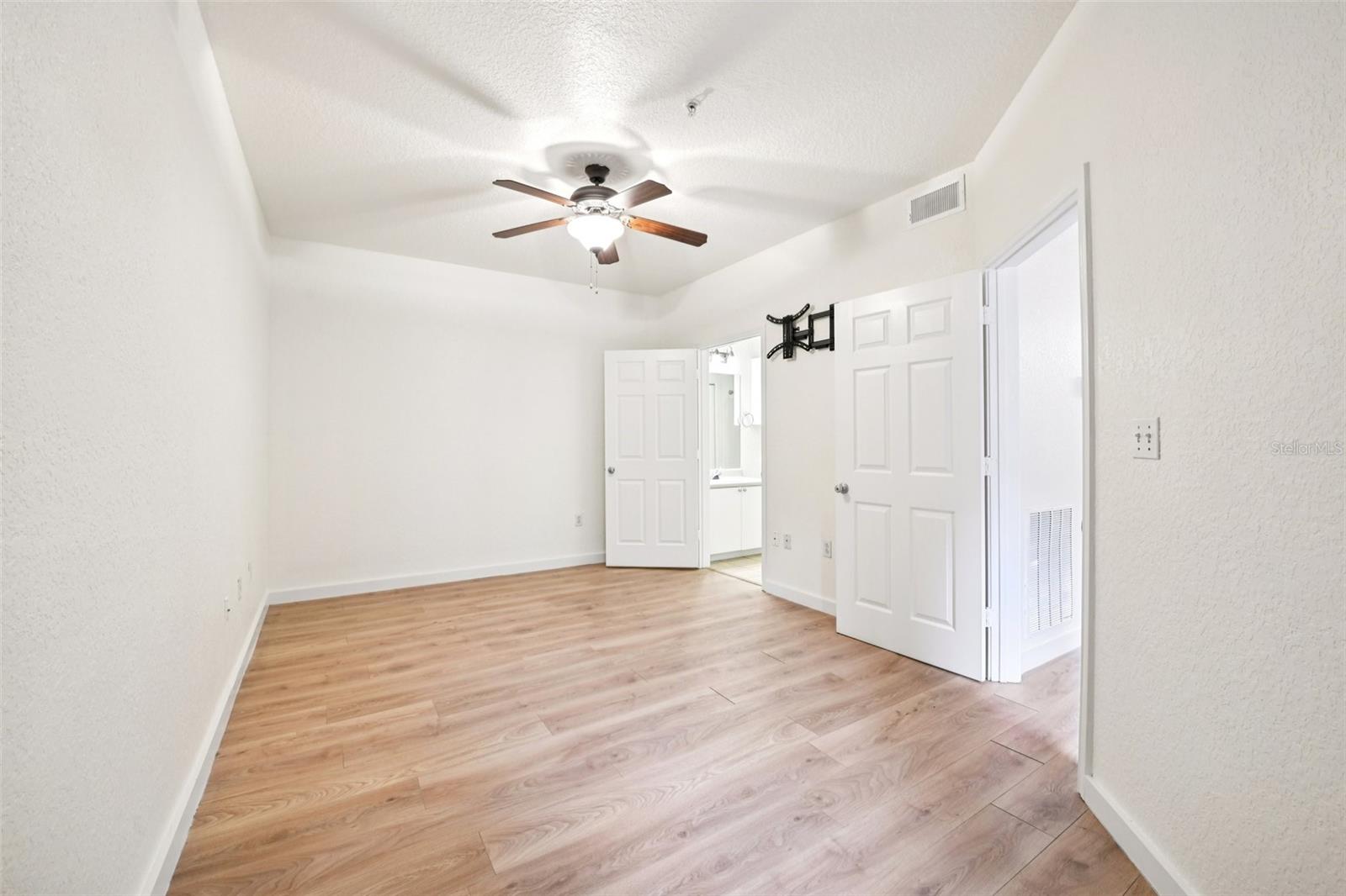 Image 18 of 46 For 911 Orange Avenue 101