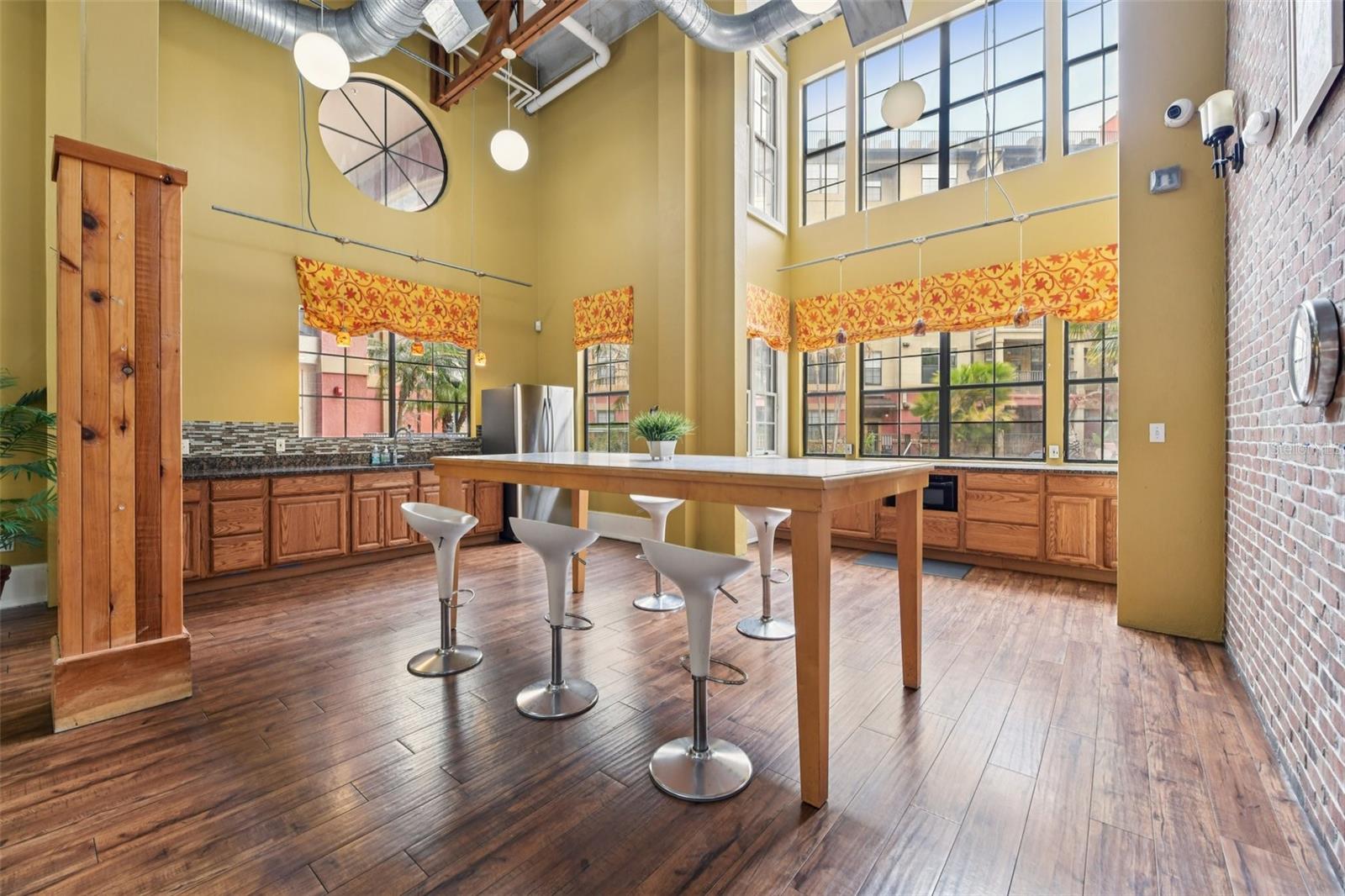 Image 34 of 46 For 911 Orange Avenue 101