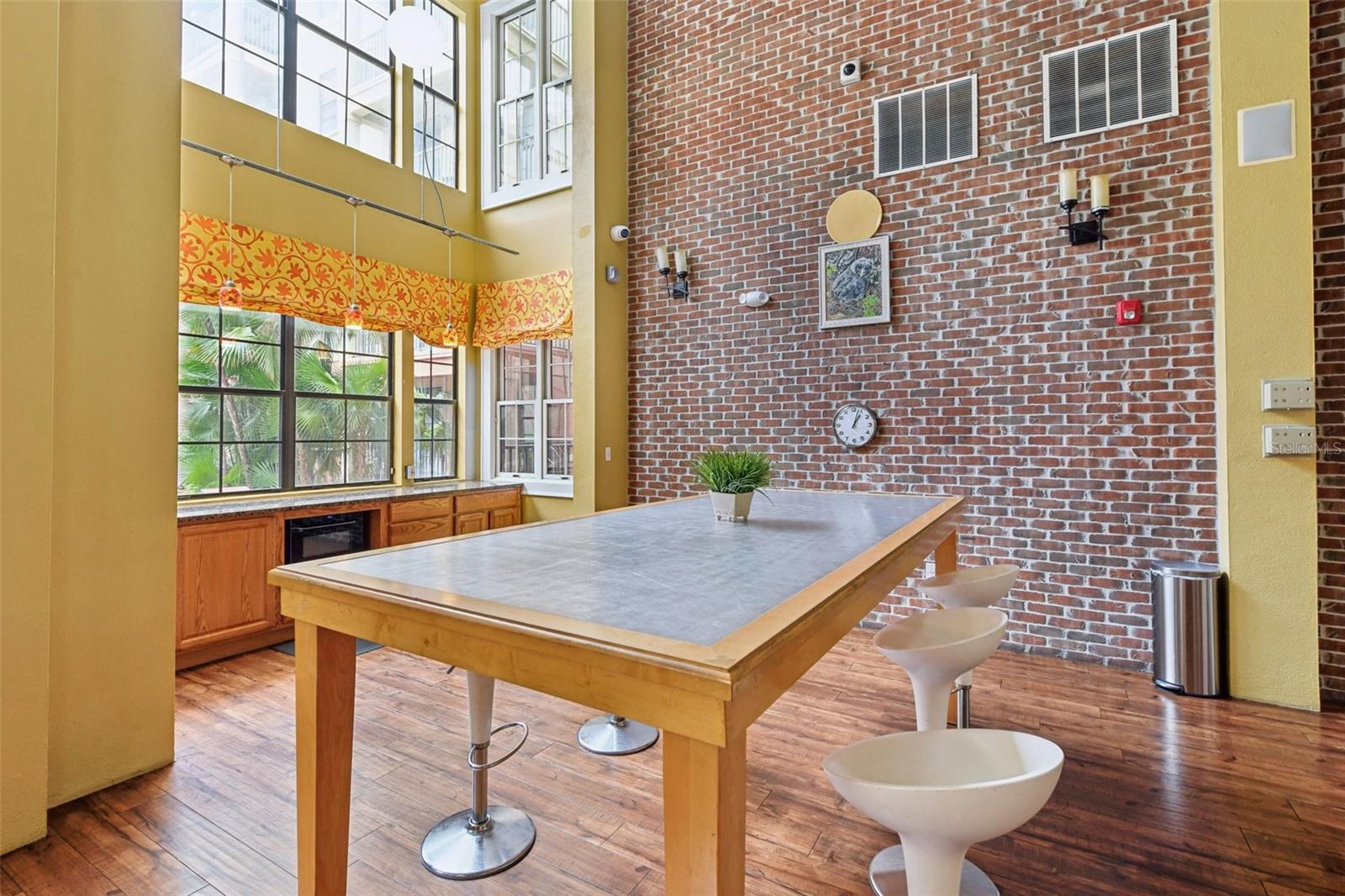 Image 35 of 46 For 911 Orange Avenue 101