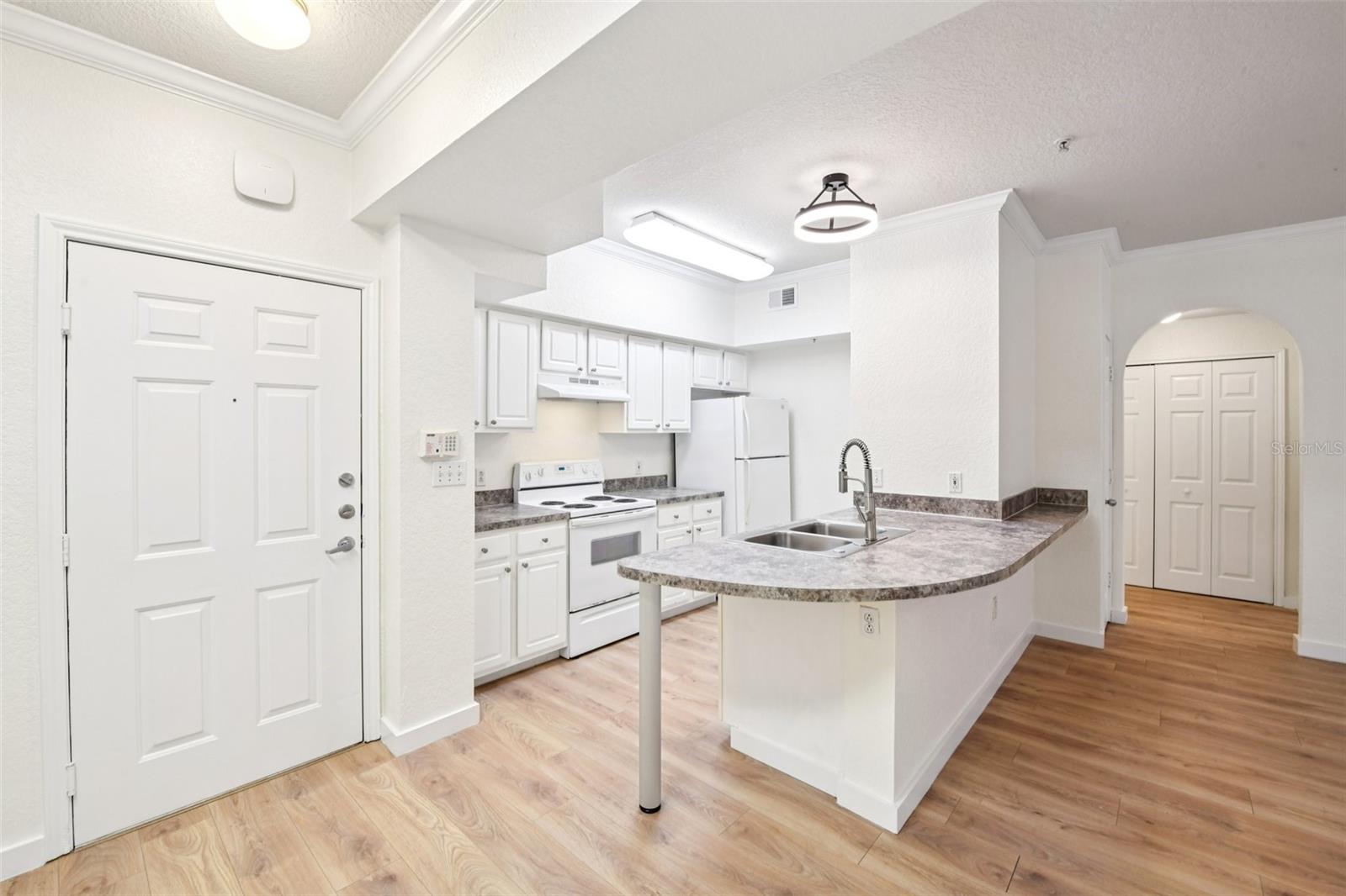 Image 7 of 46 For 911 Orange Avenue 101