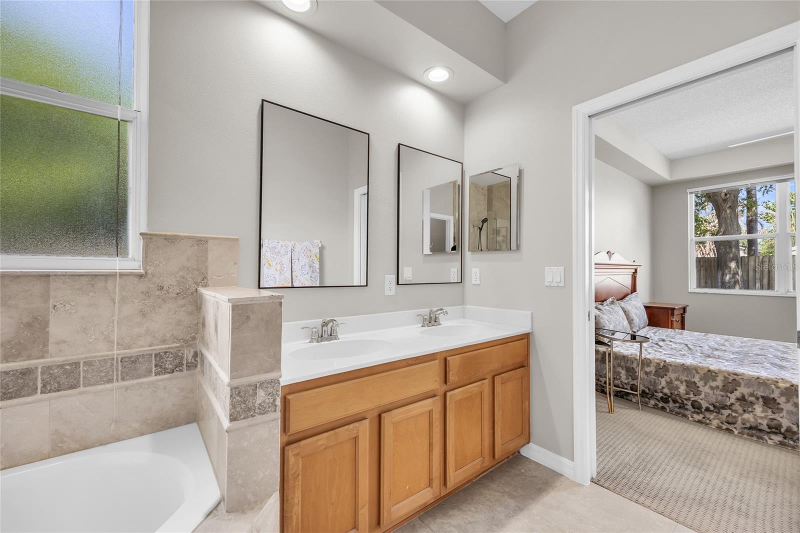 Image 16 of 41 For 438 Darkwood Avenue