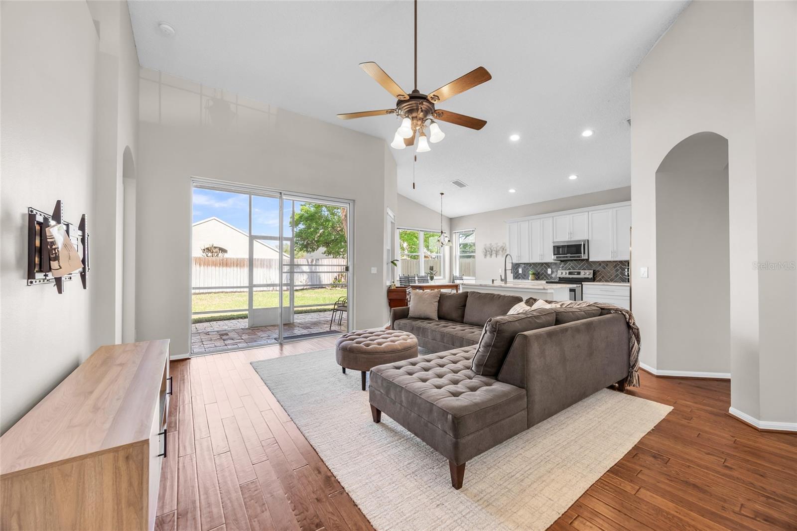 Image 21 of 41 For 438 Darkwood Avenue