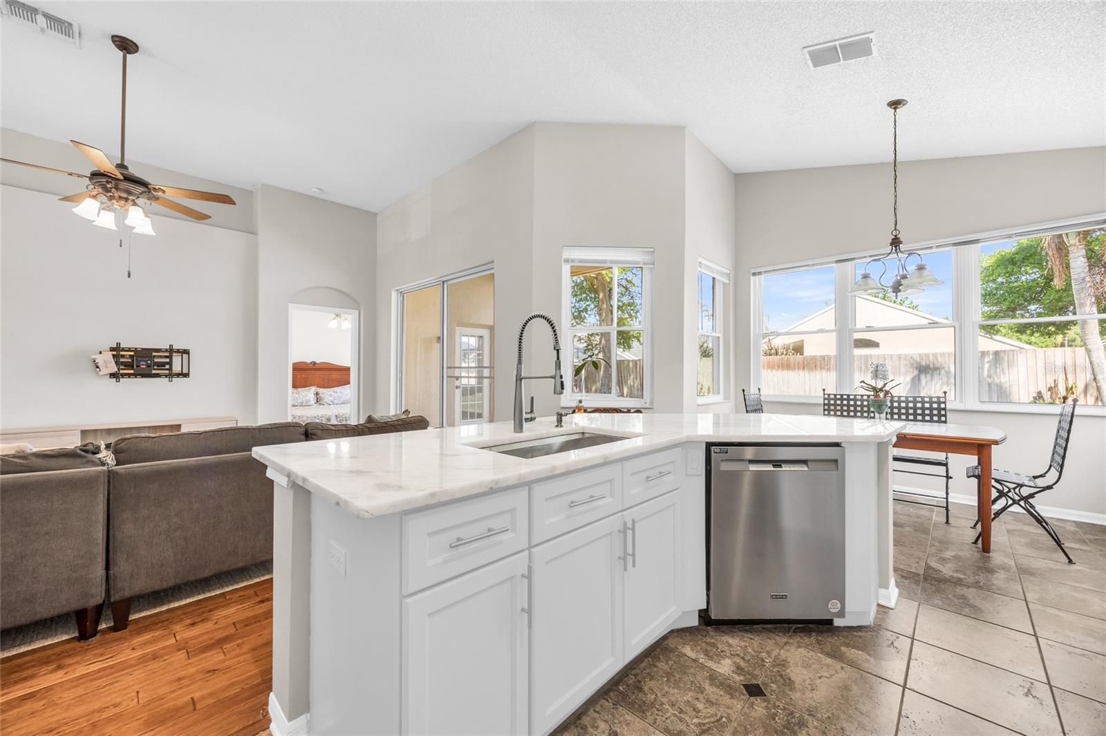 Image 26 of 41 For 438 Darkwood Avenue