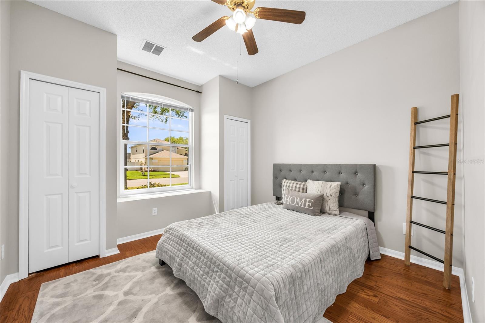 Image 8 of 41 For 438 Darkwood Avenue