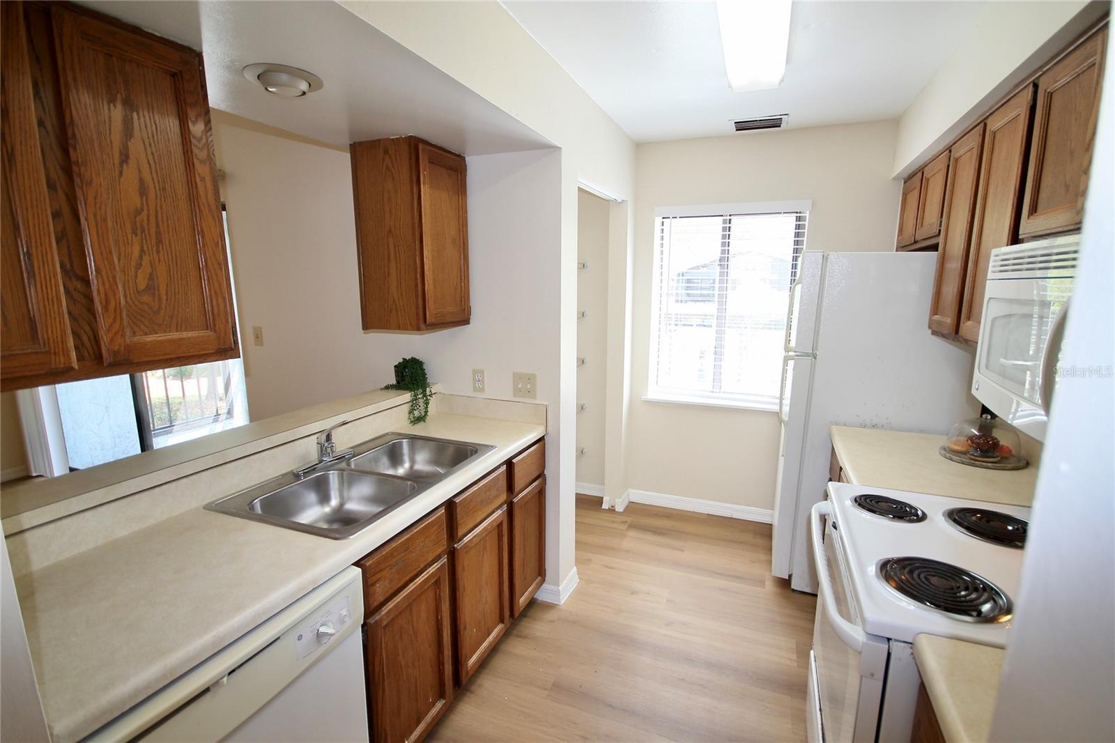 Image 11 of 30 For 185 Waterfall Way 201