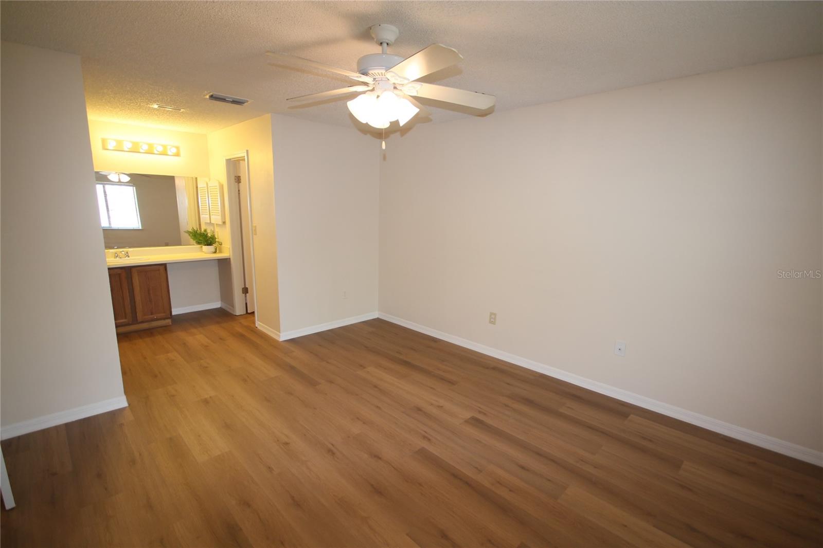 Image 15 of 30 For 185 Waterfall Way 201