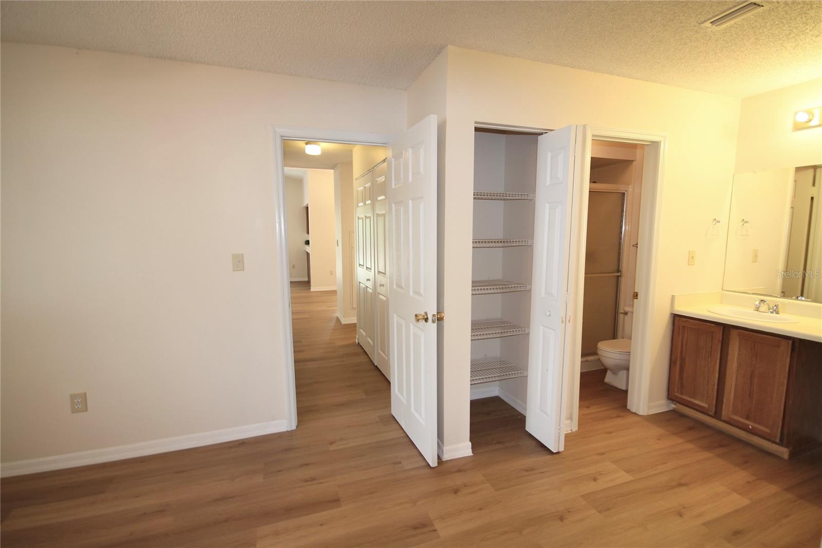 Image 17 of 30 For 185 Waterfall Way 201