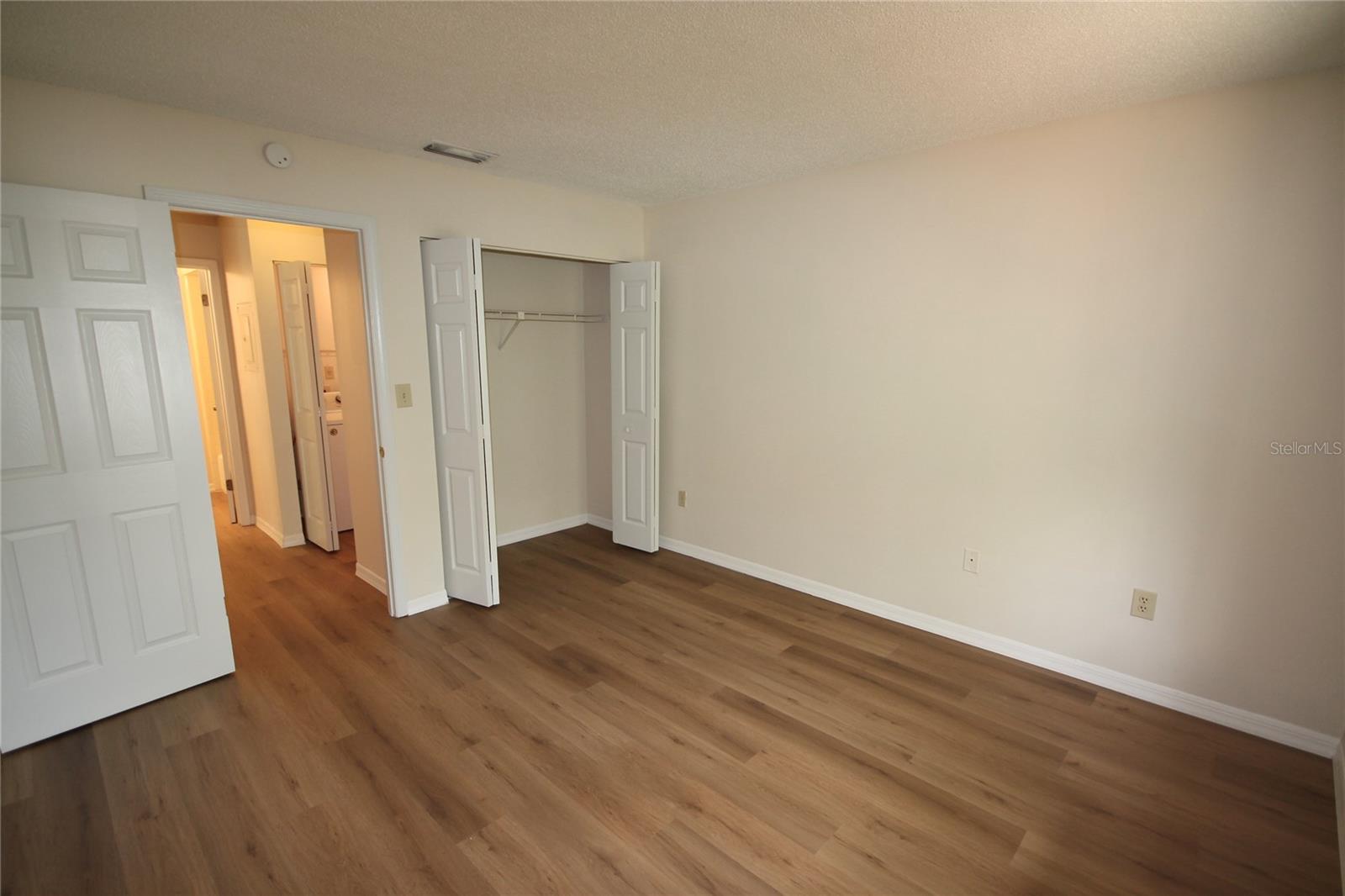 Image 21 of 30 For 185 Waterfall Way 201