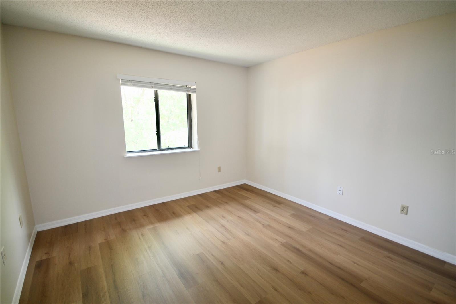 Image 22 of 30 For 185 Waterfall Way 201