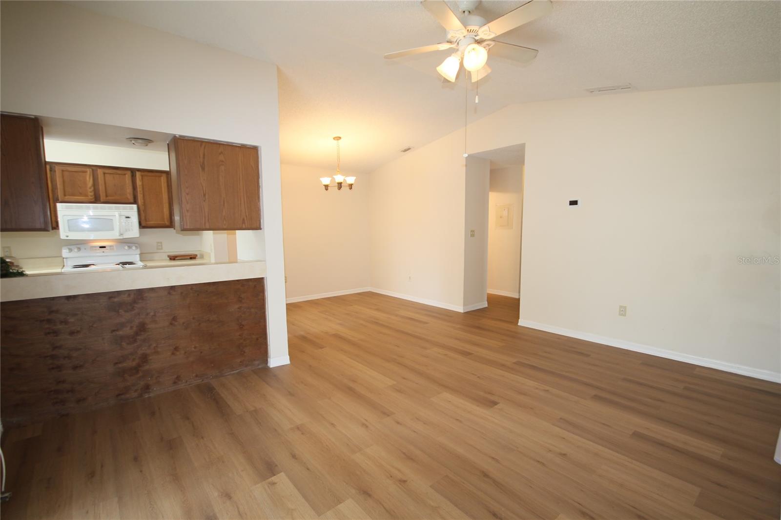 Image 6 of 30 For 185 Waterfall Way 201