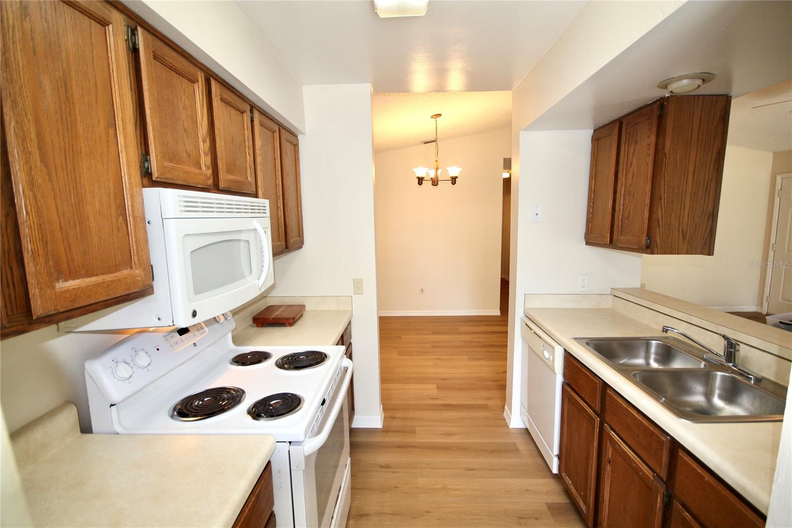 Image 8 of 30 For 185 Waterfall Way 201