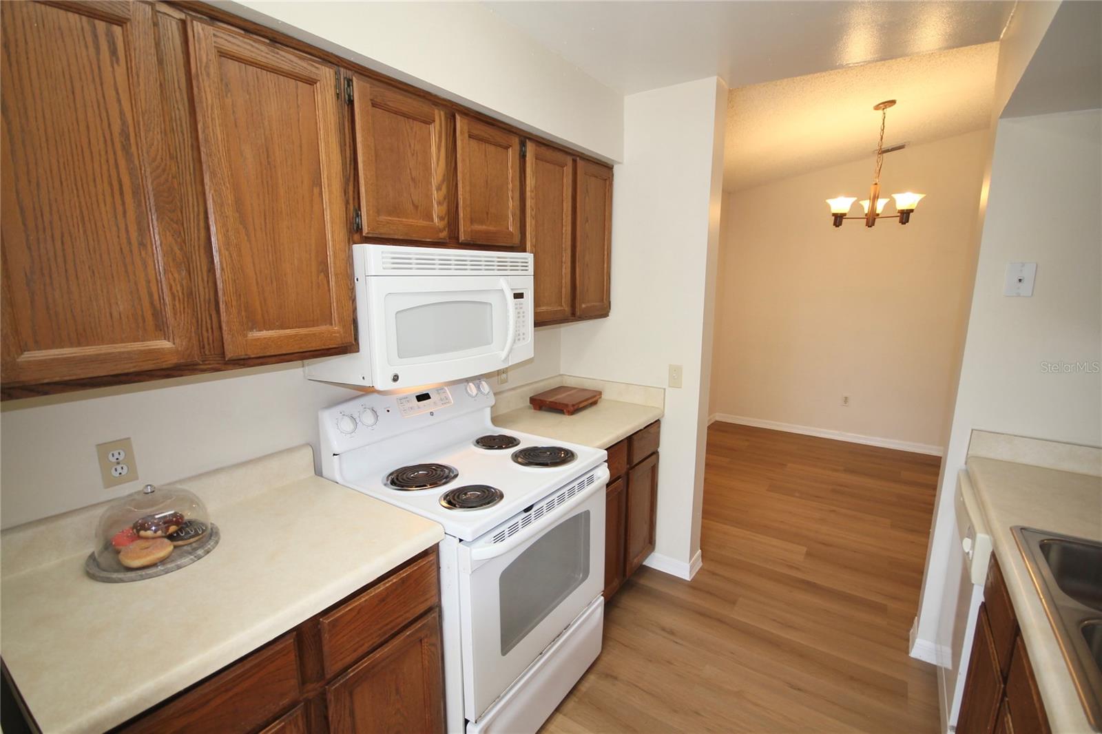 Image 9 of 30 For 185 Waterfall Way 201