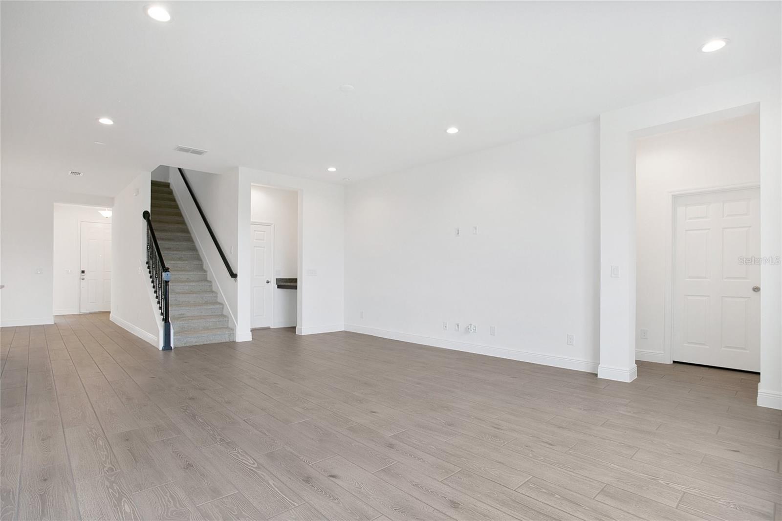 Image 4 of 28 For 7842 Syracuse Drive