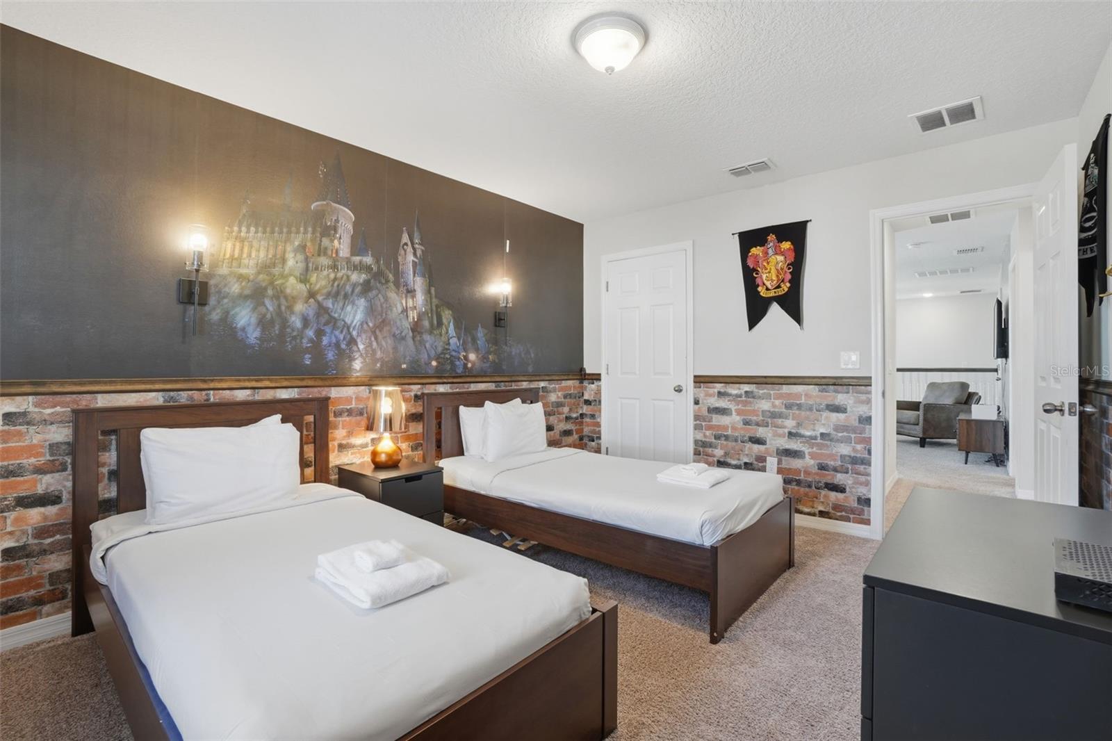 Image 31 of 66 For 1570 Carey Palm Circle