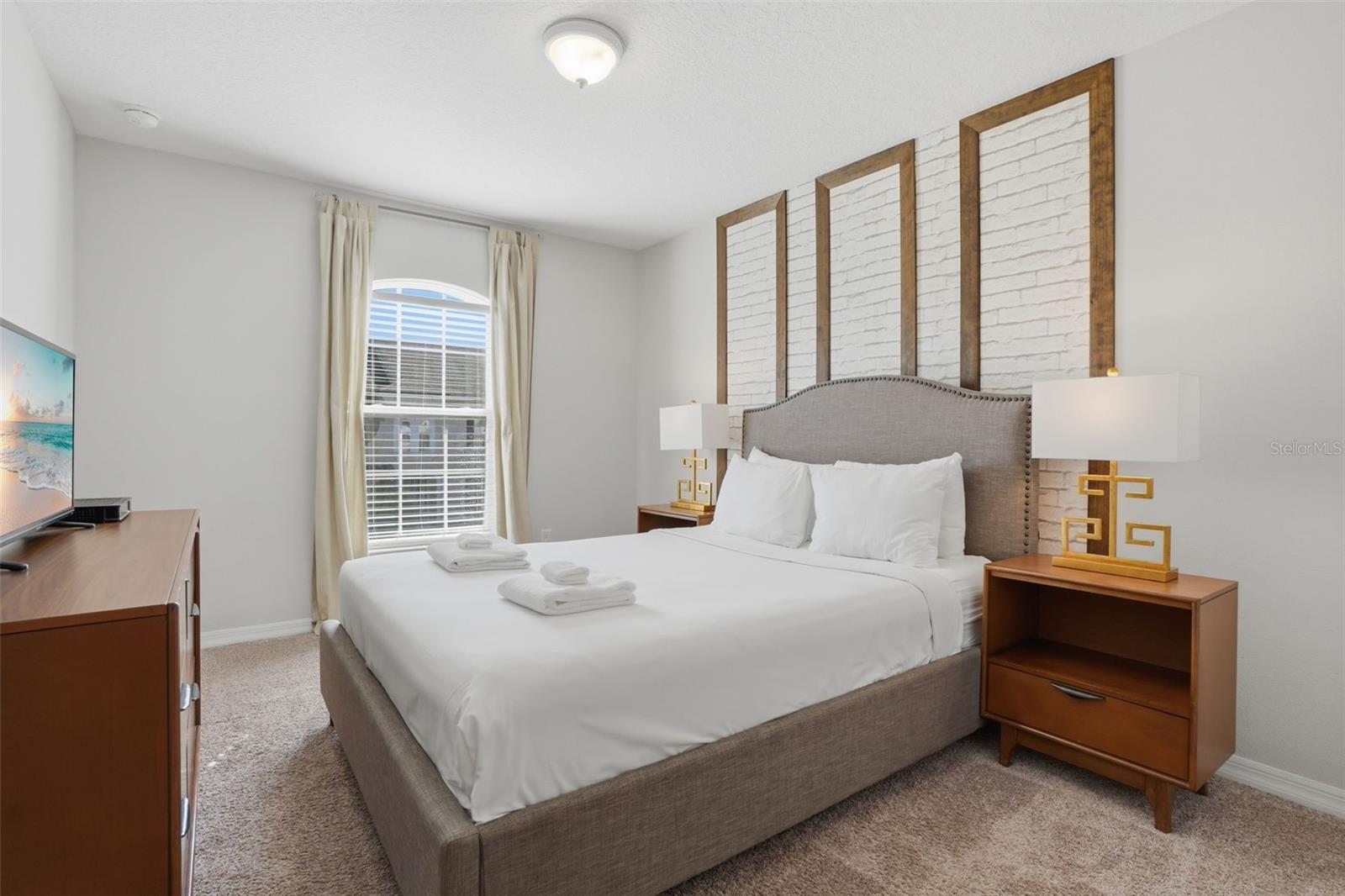 Image 33 of 66 For 1570 Carey Palm Circle