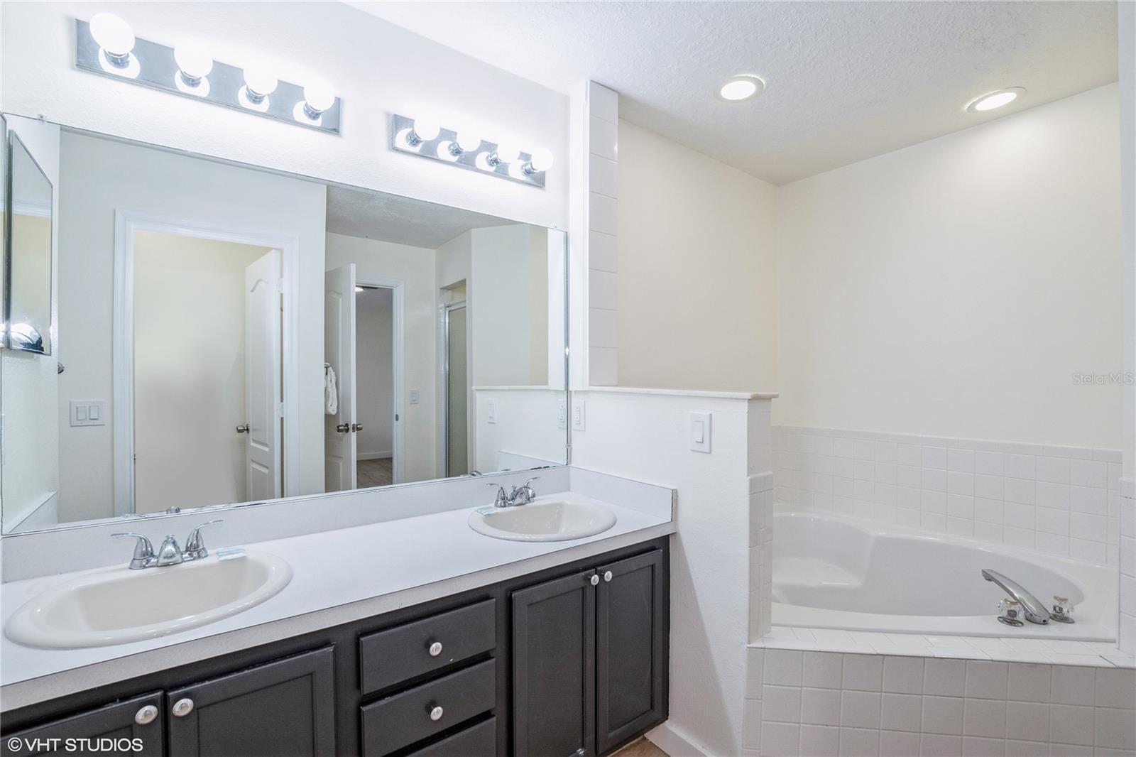 Image 8 of 17 For 8825 Kensington Court