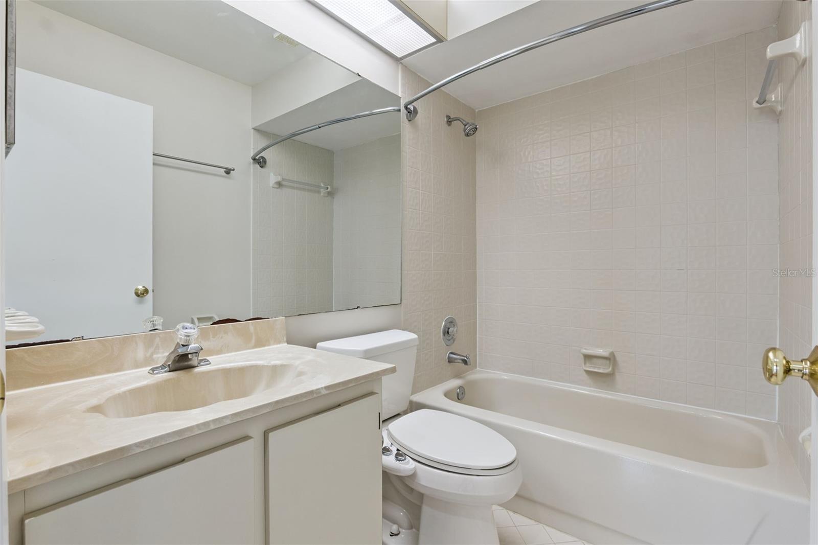 Image 16 of 42 For 2901 Clubview Drive U1