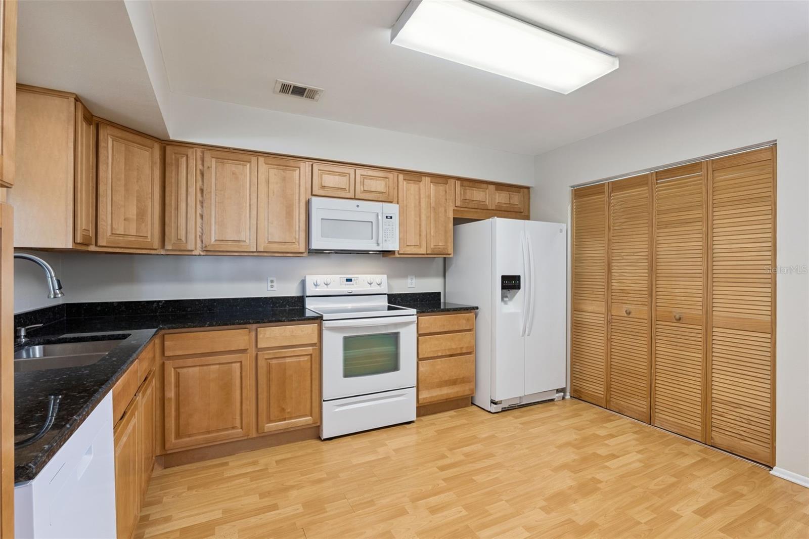 Image 7 of 42 For 2901 Clubview Drive U1