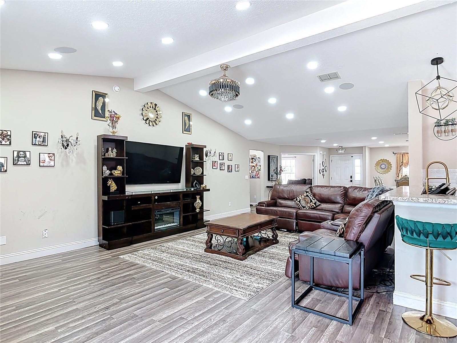 Image 18 of 33 For 10 Riviera Estates Drive