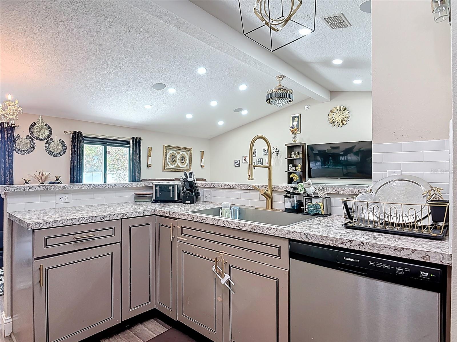 Image 27 of 33 For 10 Riviera Estates Drive