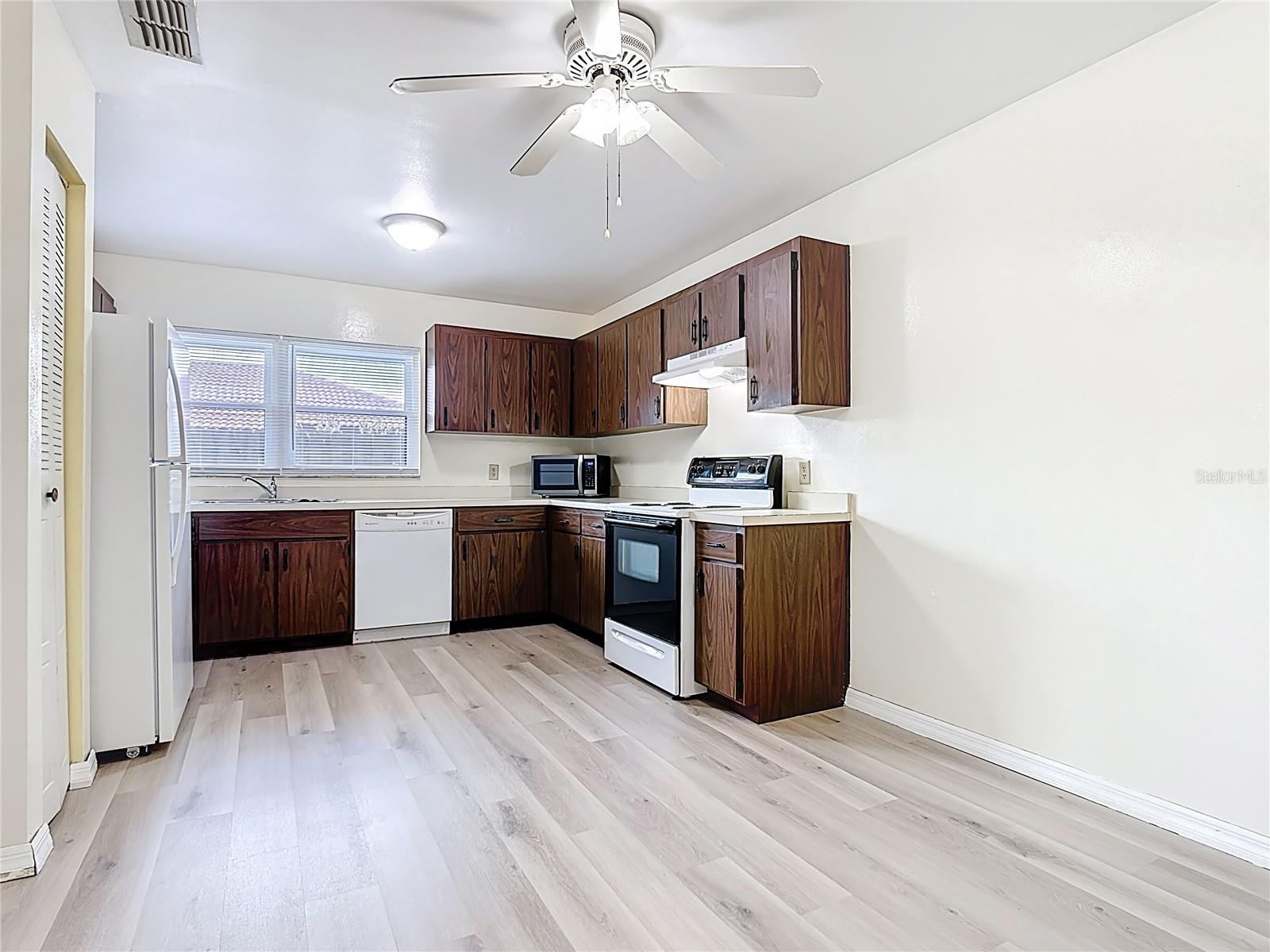 Image 4 of 45 For 467 Hunter Circle