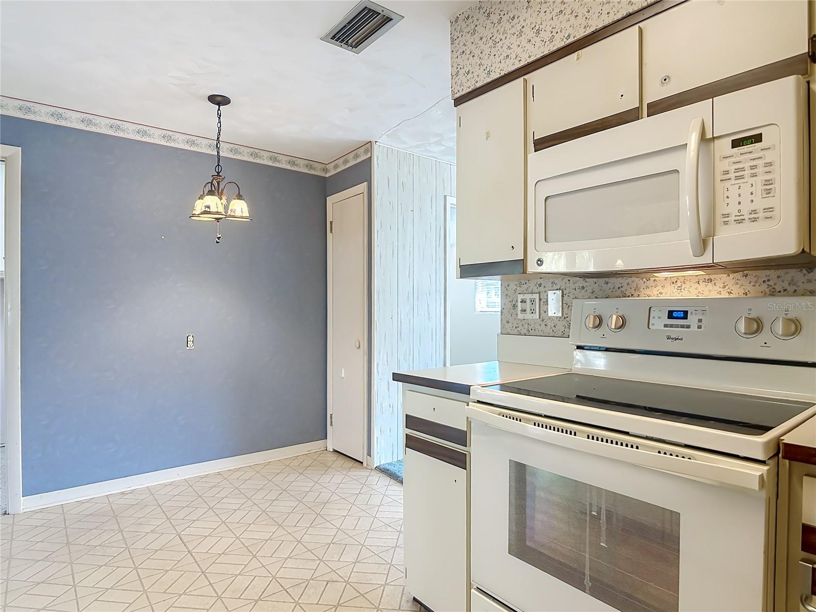 Image 18 of 51 For 6 Fairway Circle