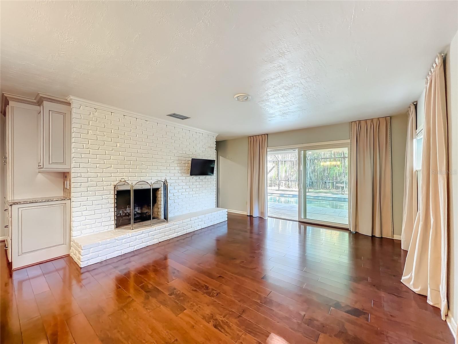 Image 12 of 62 For 823 Granville Drive