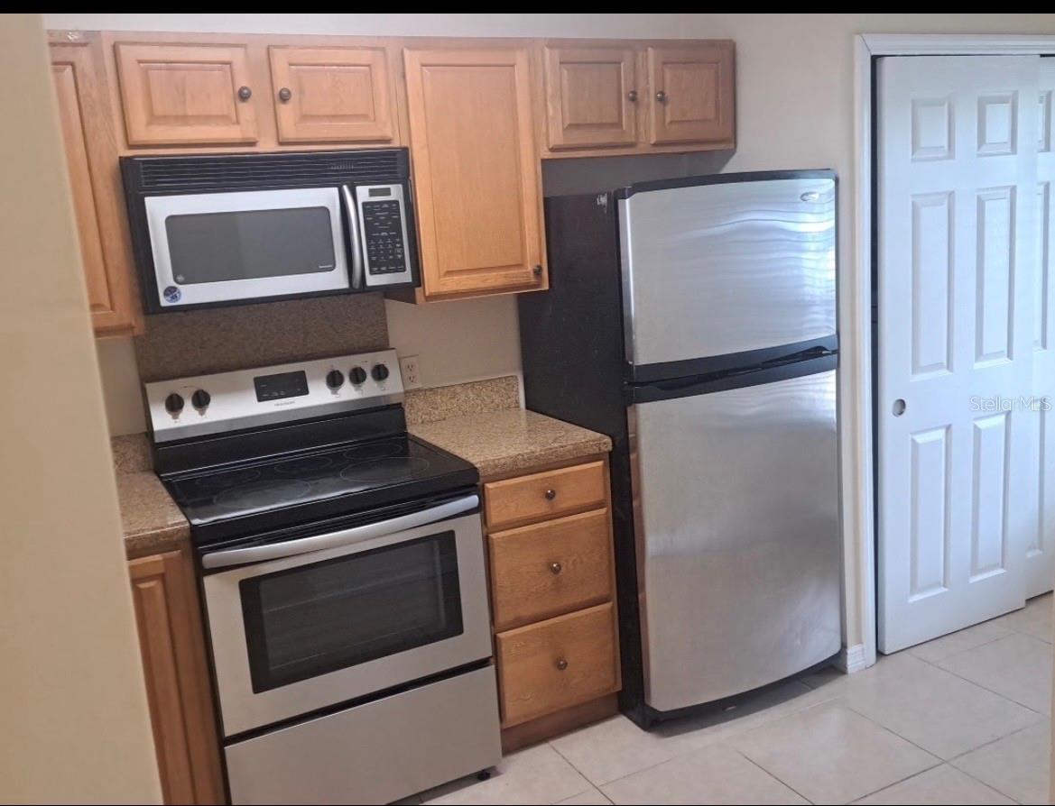 Image 3 of 15 For 2227 Stonington Avenue 2227