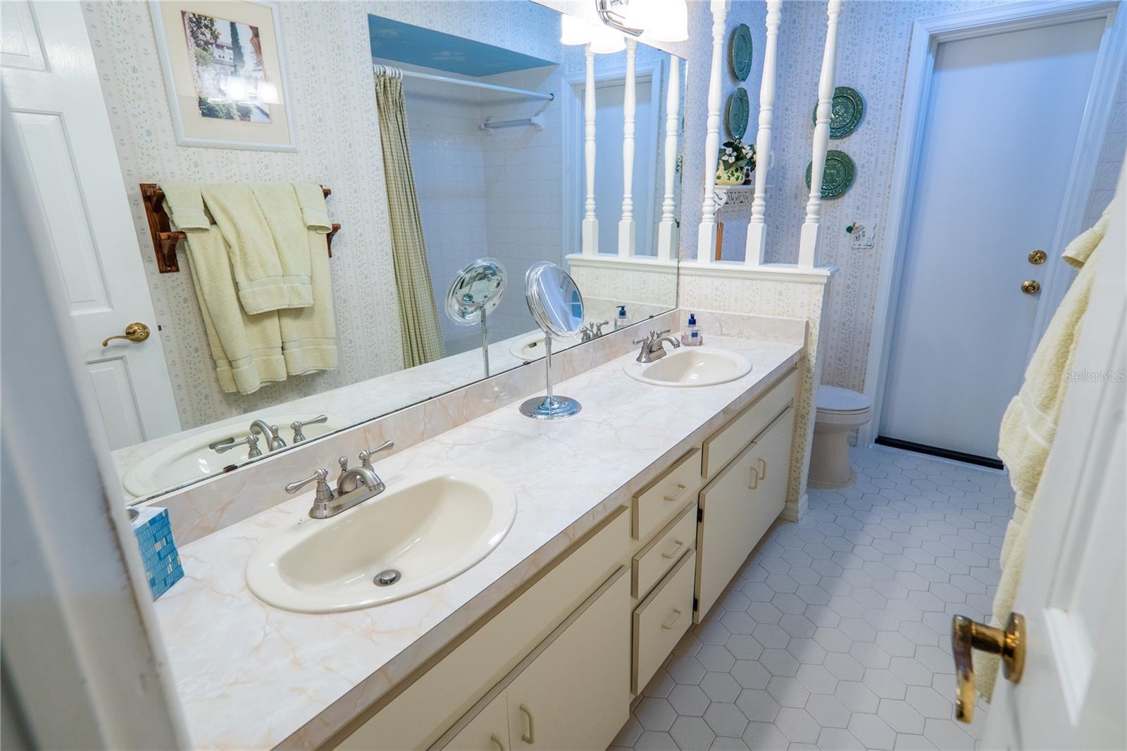 Image 14 of 50 For 601 Fox Valley Drive