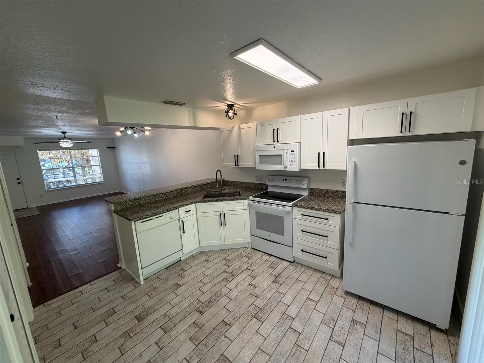 Image 5 of 15 For 121 Reserve Circle 109