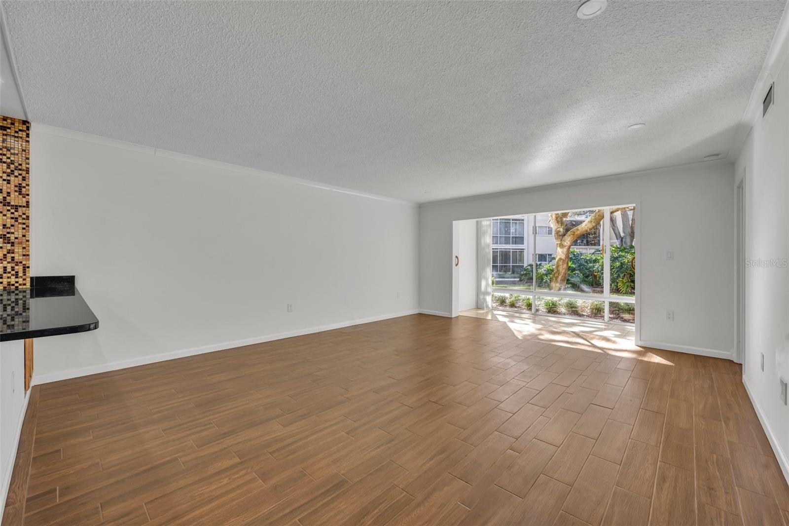 Image 3 of 21 For 700 Melrose Avenue J1