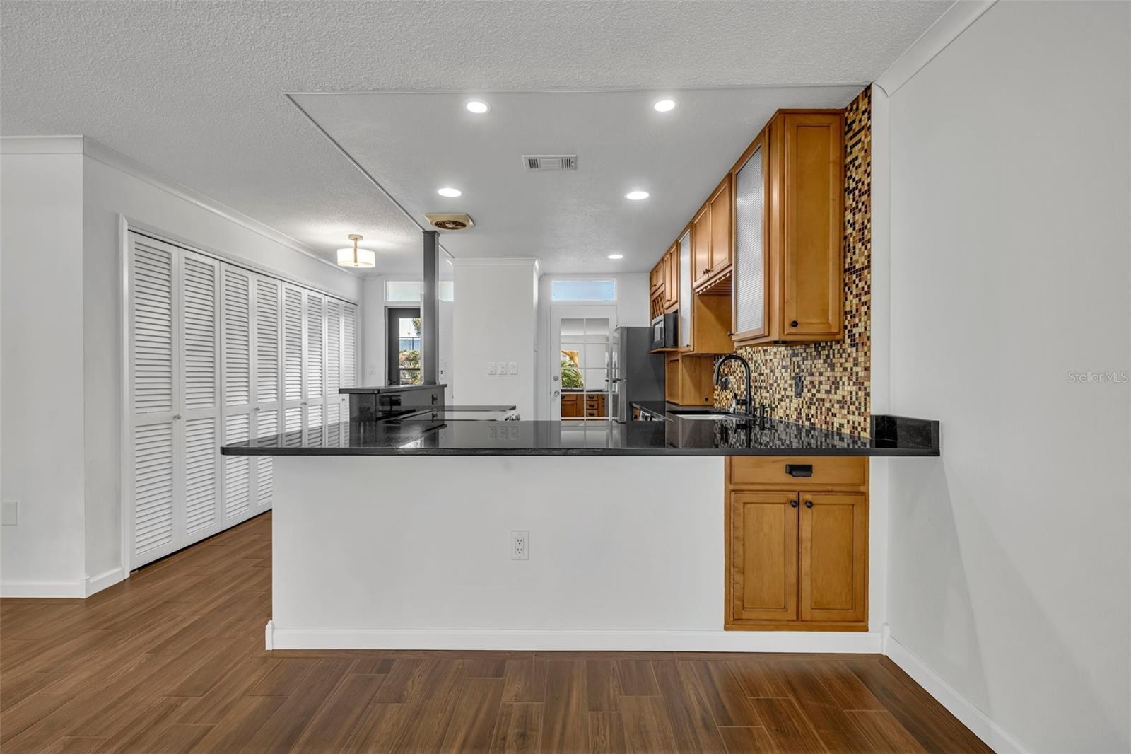 Image 4 of 21 For 700 Melrose Avenue J1