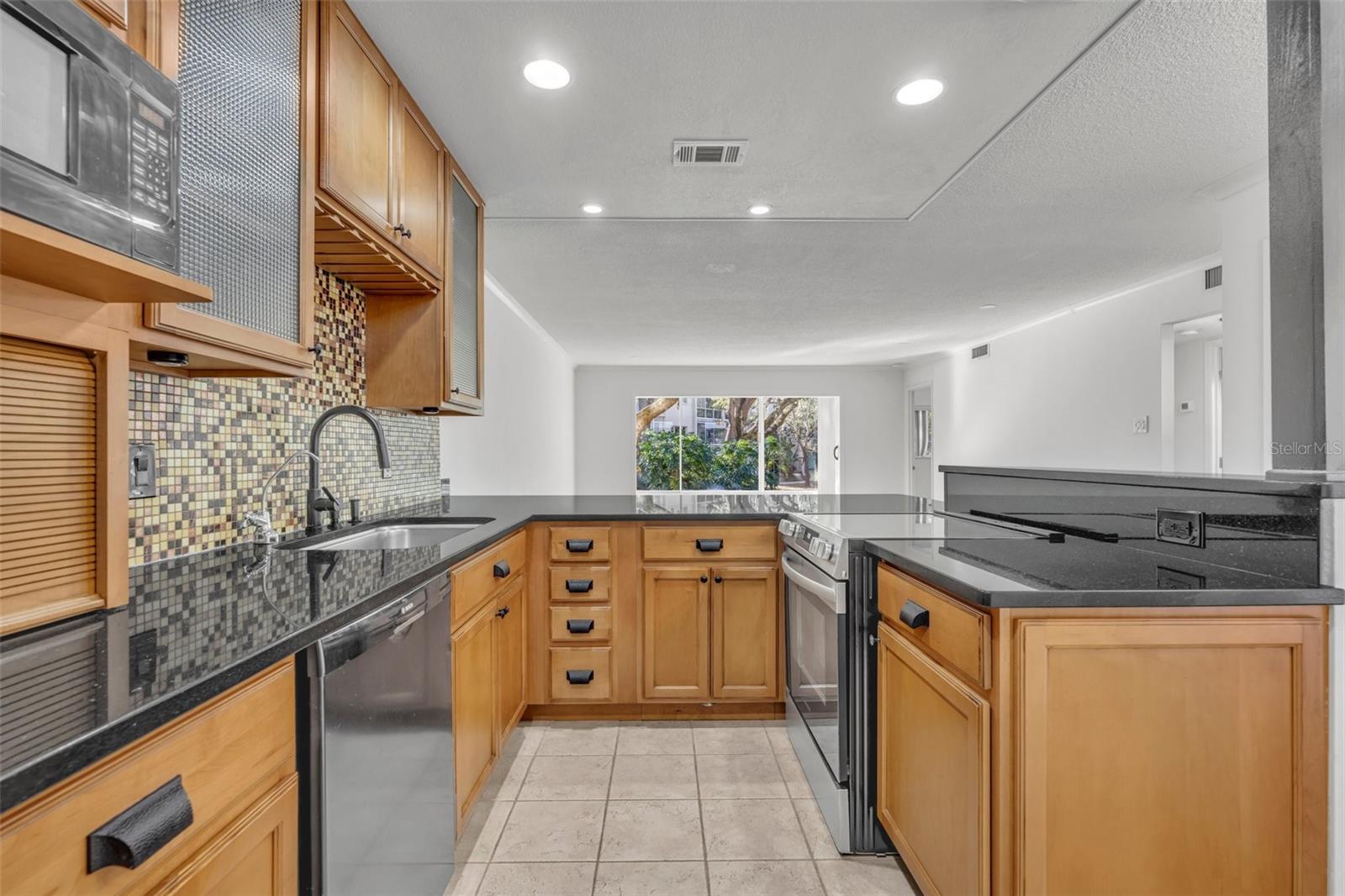 Image 5 of 21 For 700 Melrose Avenue J1