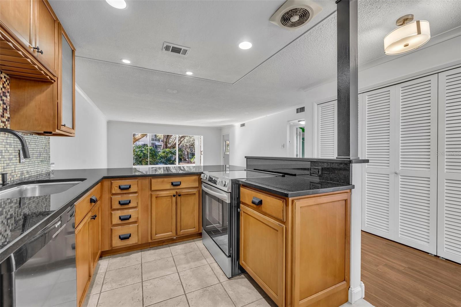 Image 7 of 21 For 700 Melrose Avenue J1