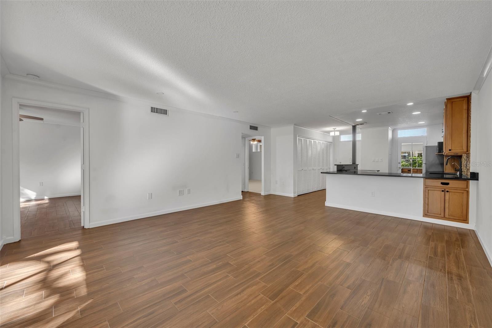 Image 8 of 21 For 700 Melrose Avenue J1