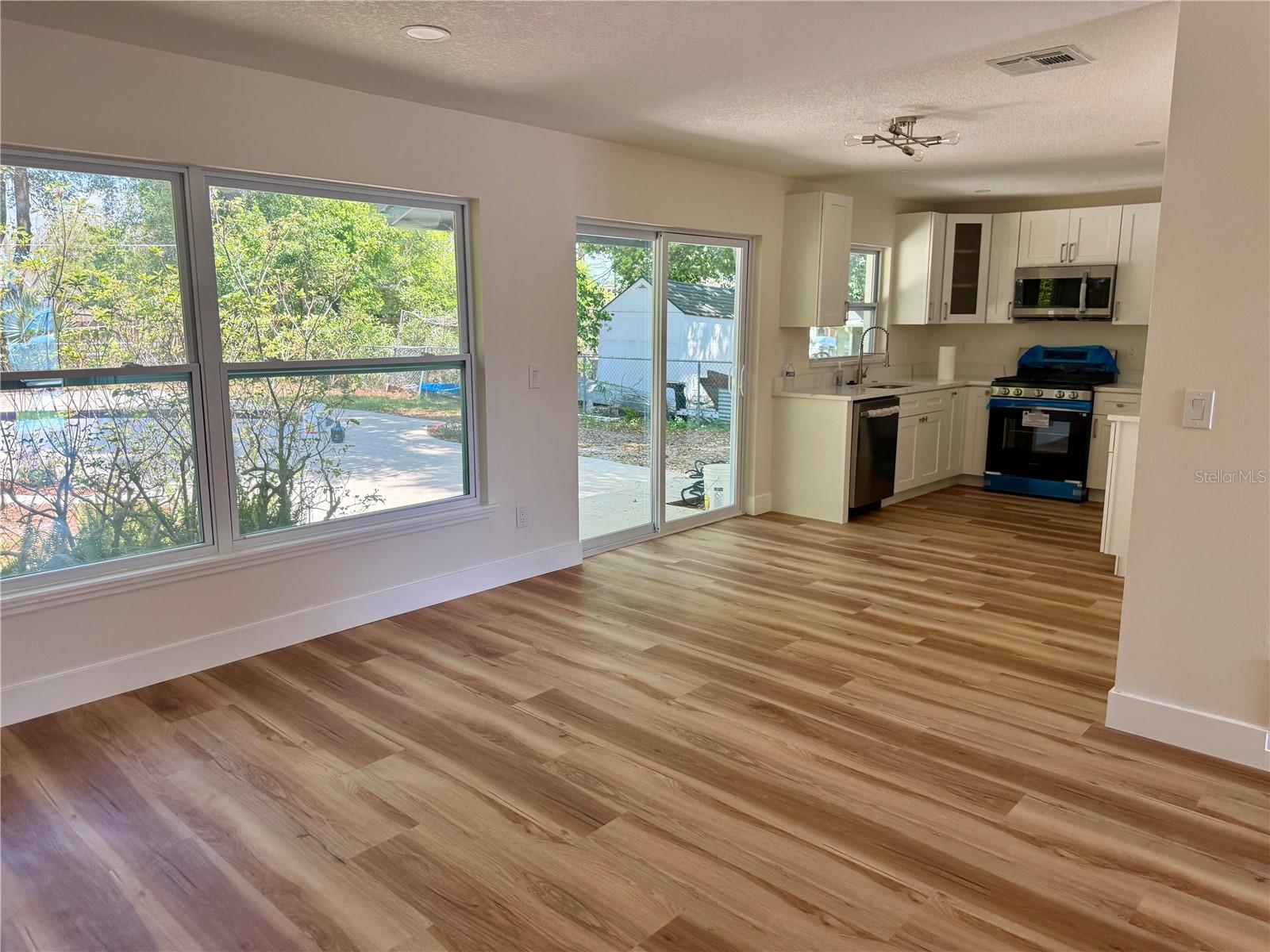 Image 4 of 12 For 214 Alderwood Street